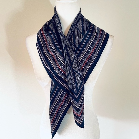 Vintage TRIANGLE BRAND 100% Pure Silk Scarf - Hand Printed - Picture 2 of 7